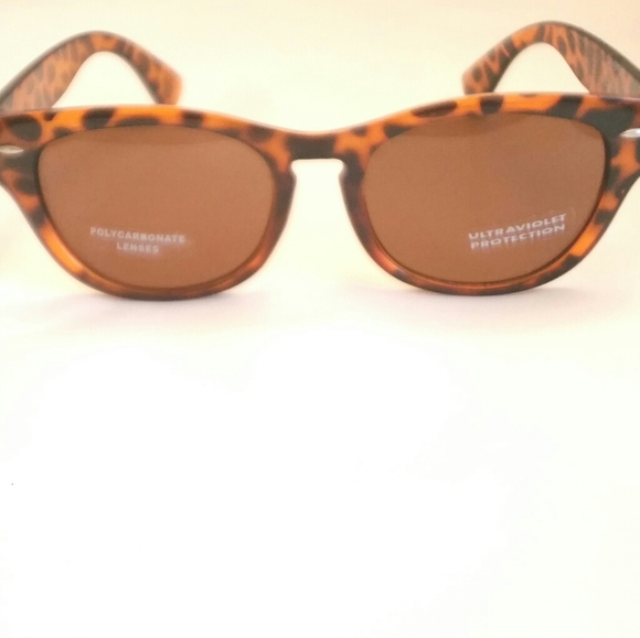 Sunglasses Classic Classy Wayfarer UV Poly Shades - Picture 1 of 4